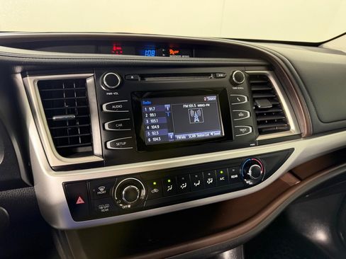 Used 2018 Toyota Highlander LE FWD image 13