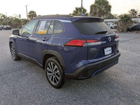 Used 2023 Toyota Corolla Cross XLE image 6