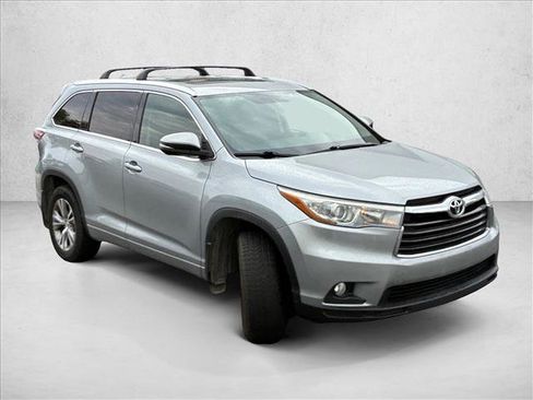 Used 2015 Toyota Highlander XLE AWD/4WD image 3