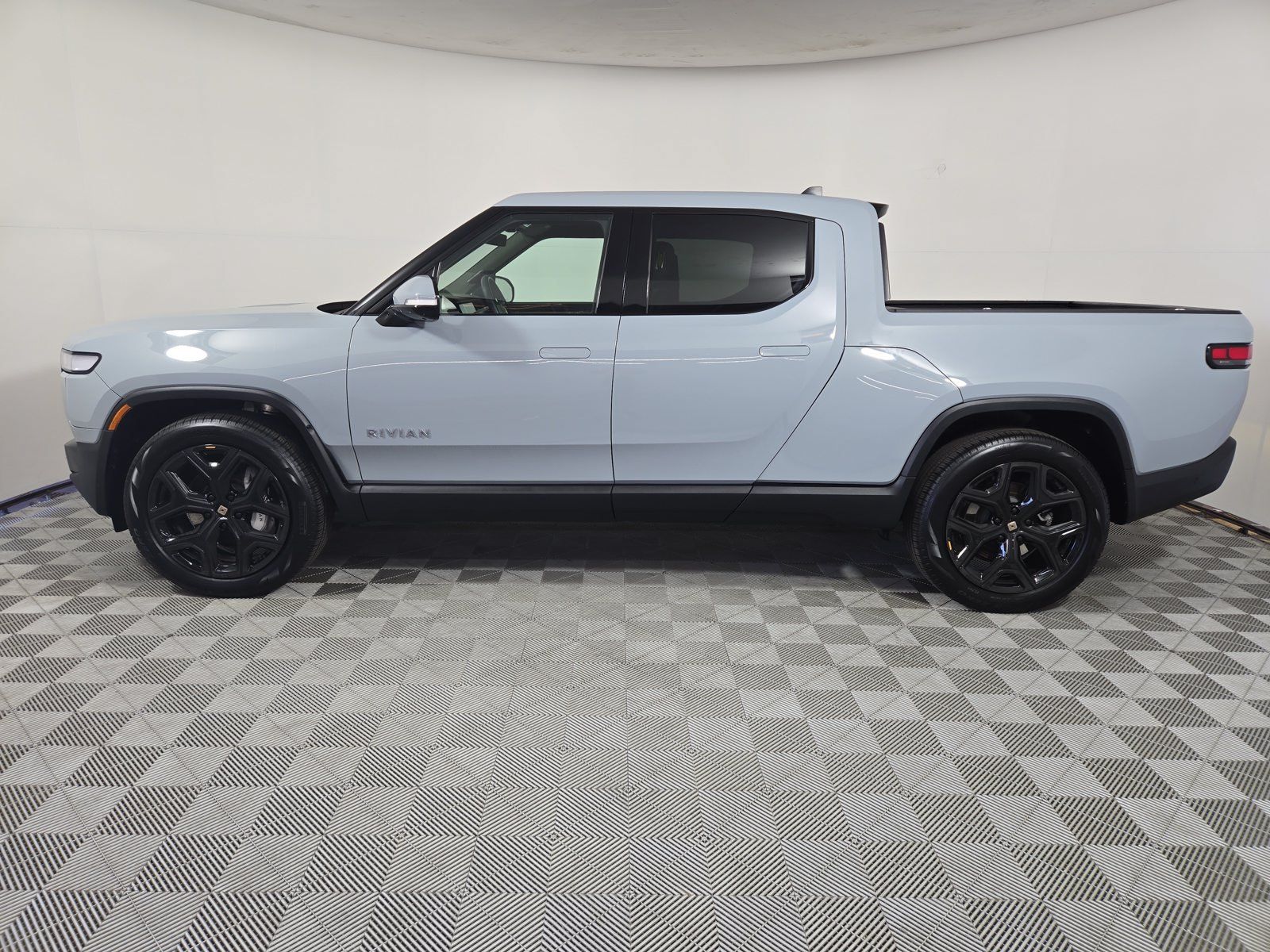 Used 2024 Rivian R1T Adventure Dual AWD/4WD image 2