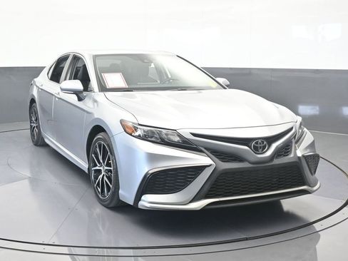 Used 2022 Toyota Camry SE image 9
