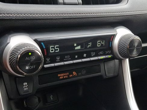 Used 2020 Toyota RAV4 LE AWD/4WD image 15