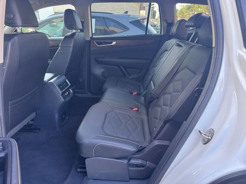 Used 2025 Volkswagen Atlas SE image 25