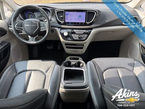 Used 2024 Chrysler Pacifica Touring-L image 22