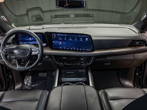 Used 2025 Chevrolet Suburban Z71 w/ Comfort Package image 15