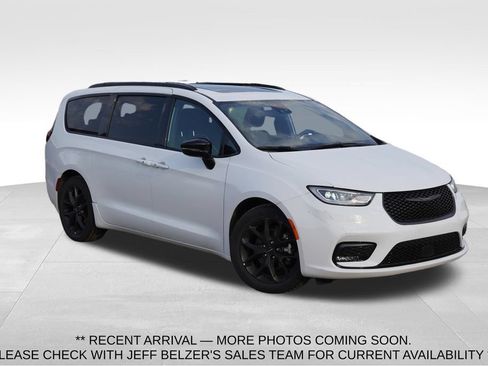 Certified 2025 Chrysler Pacifica Limited FWD image 1