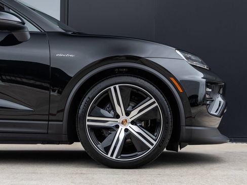 Certified 2025 Porsche Macan Electric RWD image 13
