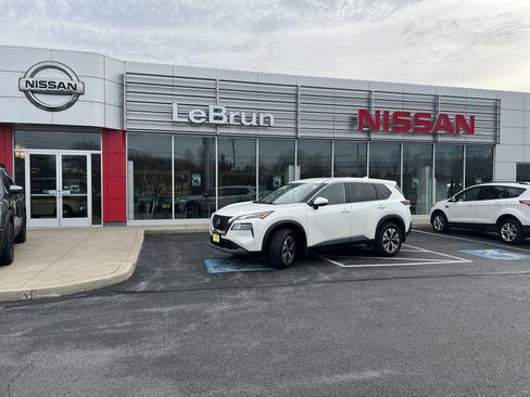 Used 2022 Nissan Rogue SV image 1