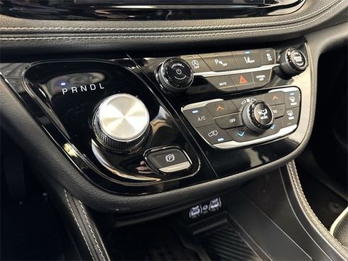 Used 2025 Chrysler Pacifica Limited image 22