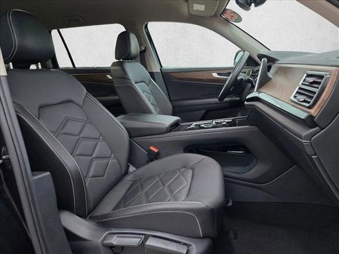 Used 2025 Volkswagen Atlas SE image 19