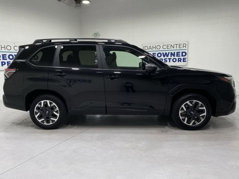 Used 2025 Subaru Forester Premium AWD/4WD image 9