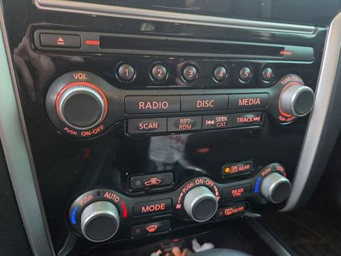 Used 2020 Nissan Pathfinder SV image 12