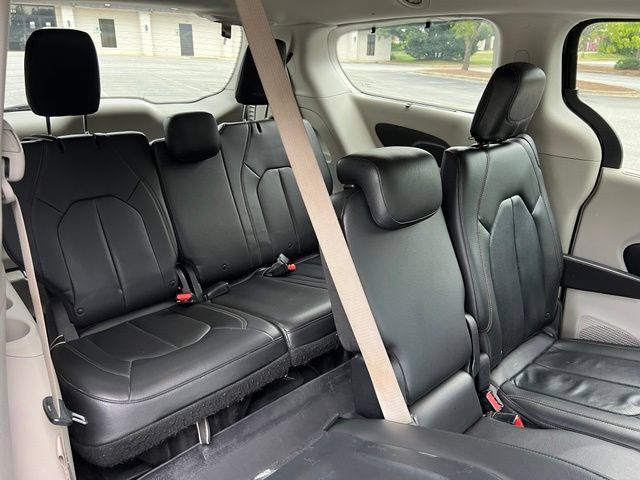 Used 2018 Chrysler Pacifica Touring-L FWD image 23
