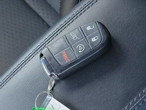 Used 2024 Jeep Compass Latitude w/ Convenience Group AWD/4WD image 28