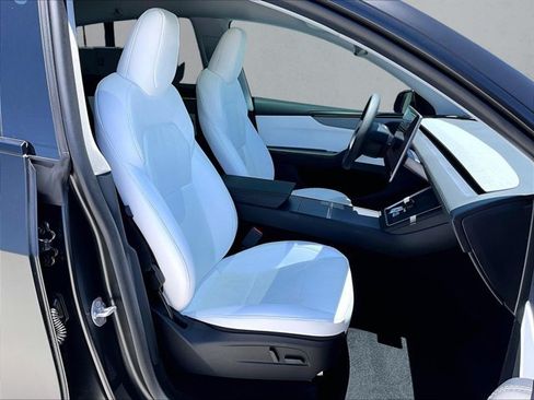Used 2026 Tesla Model Y 2WD image 9