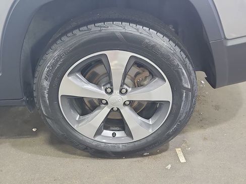 Used 2019 Jeep Cherokee Limited AWD/4WD image 39