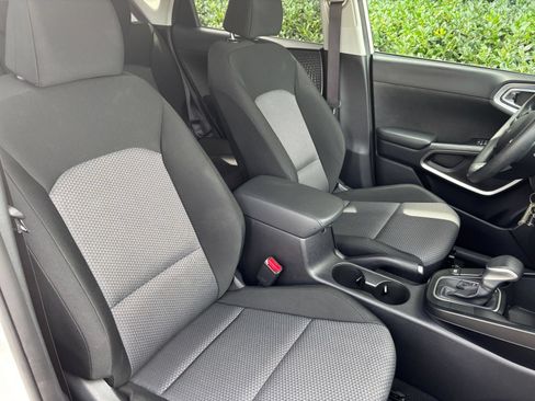 Used 2025 Kia Soul LX w/ LX Technology Package FWD image 33