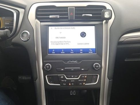 Used 2020 Ford Fusion SE image 27