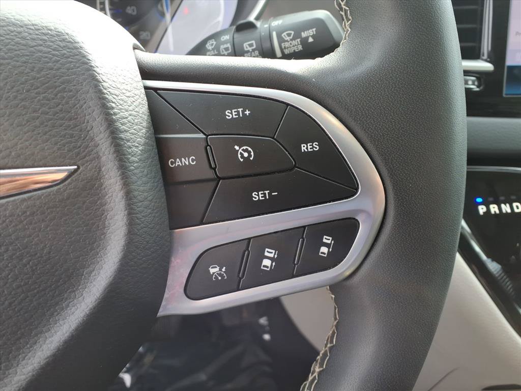 Used 2023 Chrysler Pacifica Touring-L FWD image 19