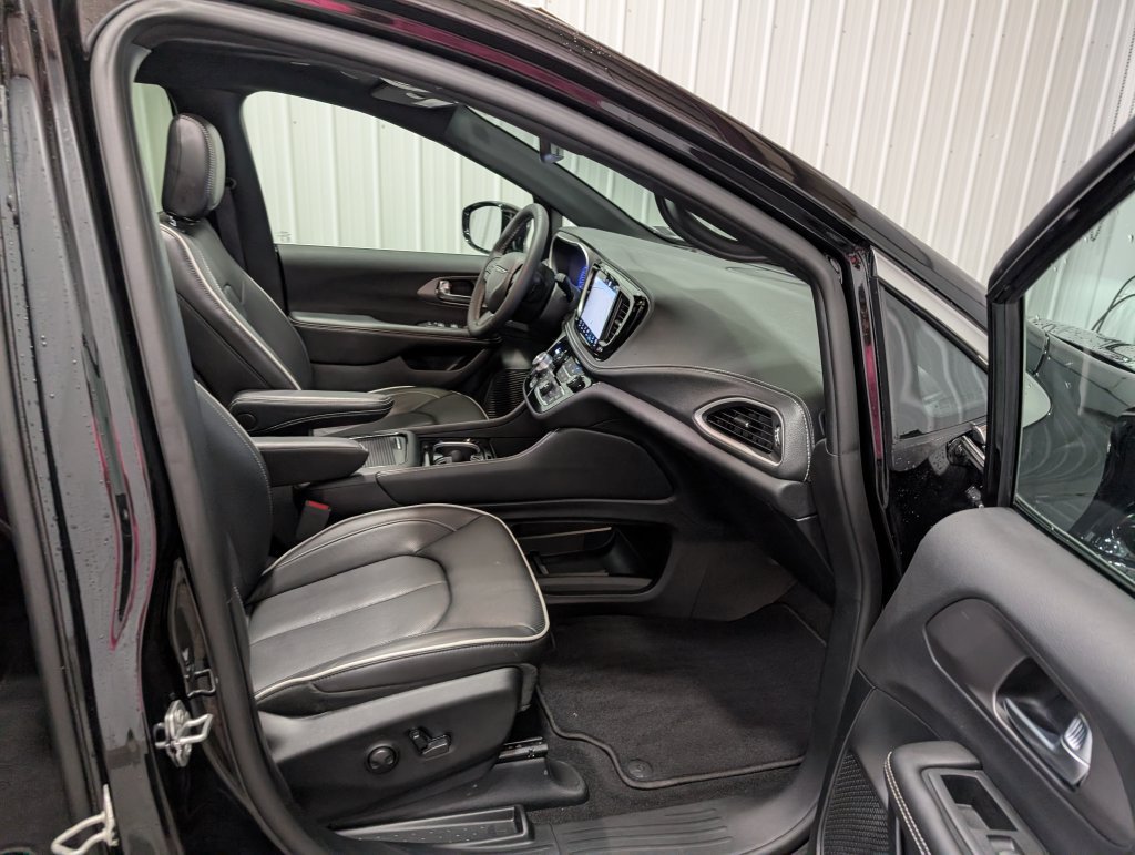 Used 2027 Chrysler Pacifica Limited FWD image 27