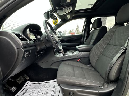 Used 2019 Jeep Grand Cherokee Laredo image 9