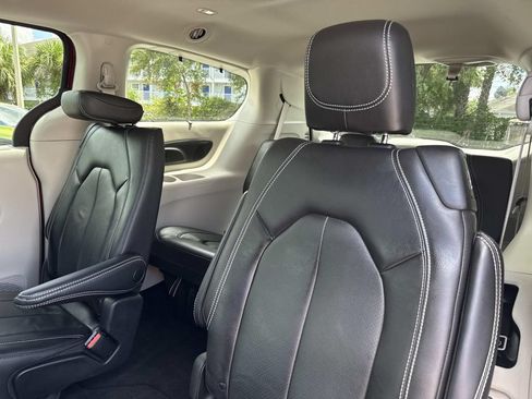 Used 2022 Chrysler Pacifica Touring-L w/ Uconnect Theater Family Group AWD/4WD image 13