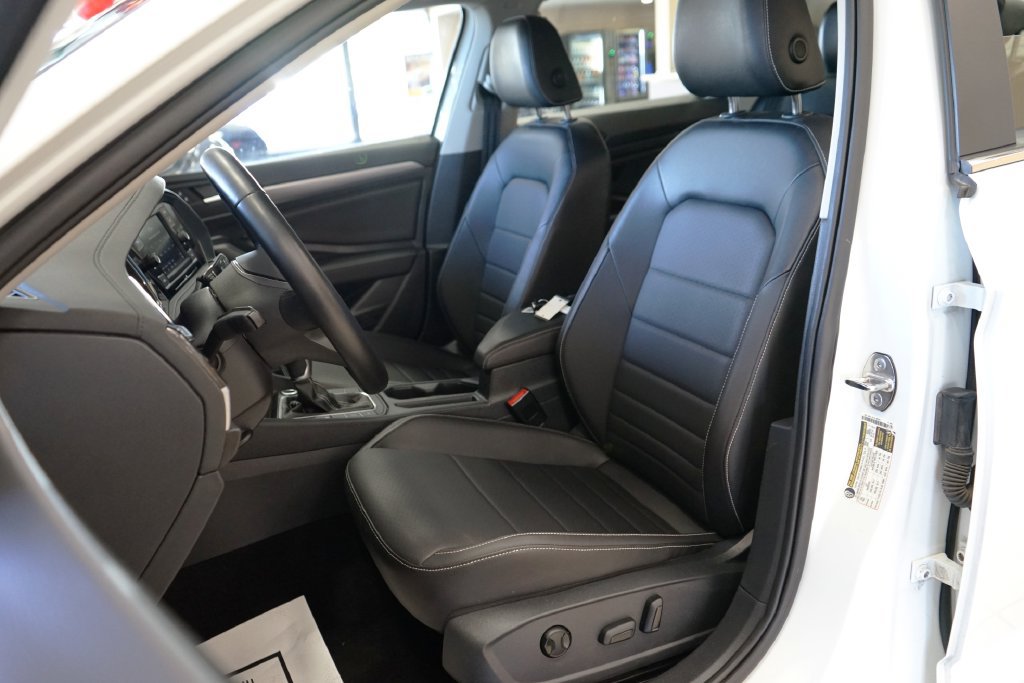 Used 2023 Volkswagen Jetta SE FWD image 2