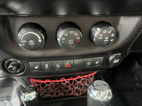Used 2018 Jeep Wrangler Unlimited Rubicon AWD/4WD image 38