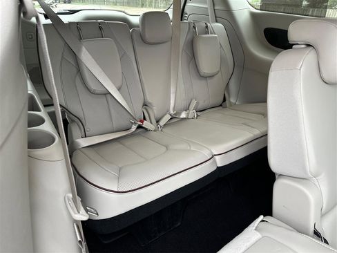 Used 2017 Chrysler Pacifica Limited FWD image 39