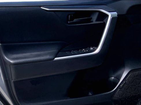 Used 2019 Toyota RAV4 LE FWD image 21