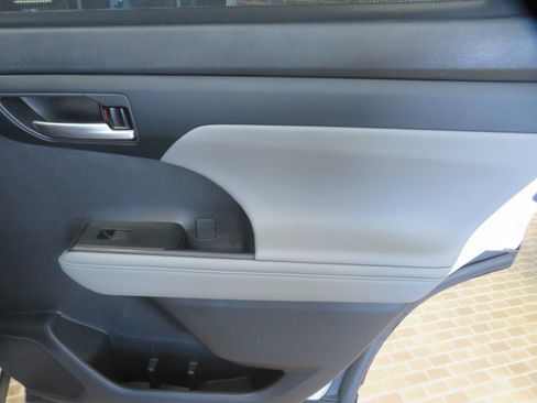Used 2023 Toyota Highlander XLE FWD image 24
