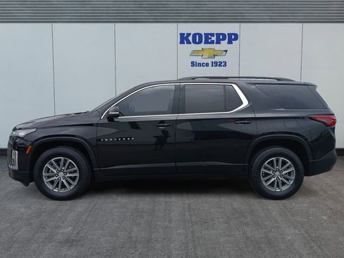 Used 2023 Chevrolet Traverse LT image 2