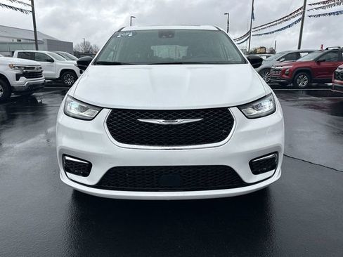 Used 2024 Chrysler Pacifica Limited image 3