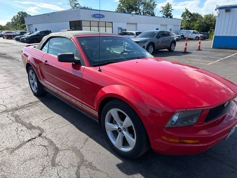 Used 2007 Ford Mustang Convertible RWD image 2