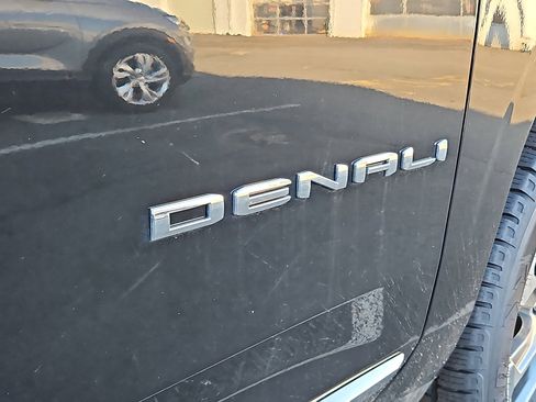 Used 2023 GMC Yukon XL Denali image 11