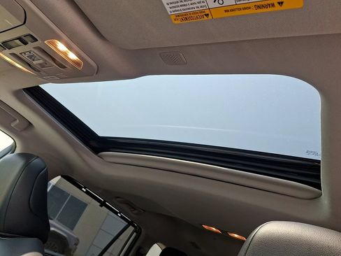 Used 2021 Toyota Highlander XLE AWD/4WD image 15