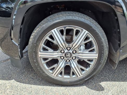 Used 2025 Toyota Sequoia Capstone AWD/4WD image 9