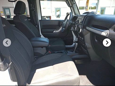 Used 2017 Jeep Wrangler Sahara w/ Connectivity Group AWD/4WD image 8