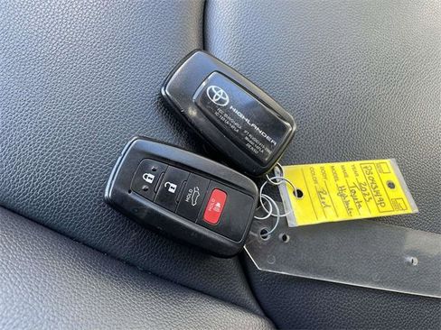 Used 2023 Toyota Highlander XLE image 34