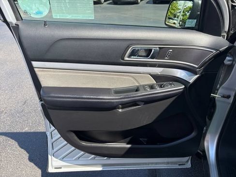 Used 2017 Ford Explorer XLT w/ Equipment Group 202A AWD/4WD image 18