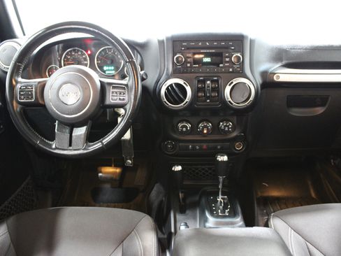 Used 2018 Jeep Wrangler Unlimited Sahara w/ Connectivity Group AWD/4WD image 2