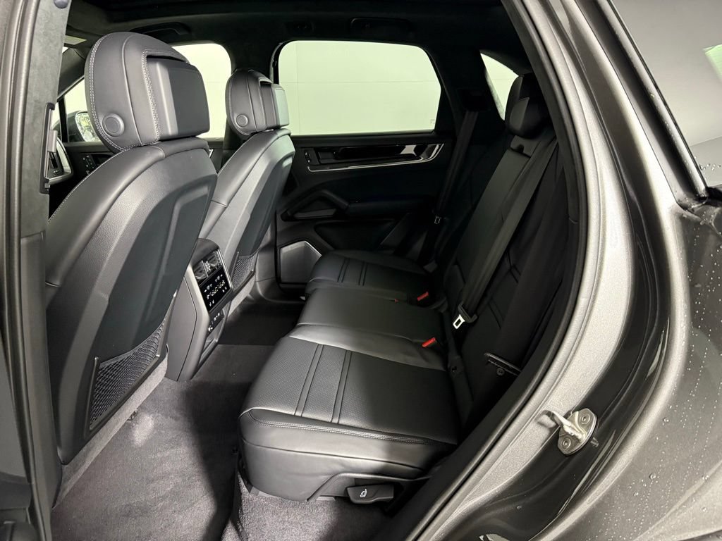 Certified 2026 Porsche Cayenne Turbo AWD/4WD image 23