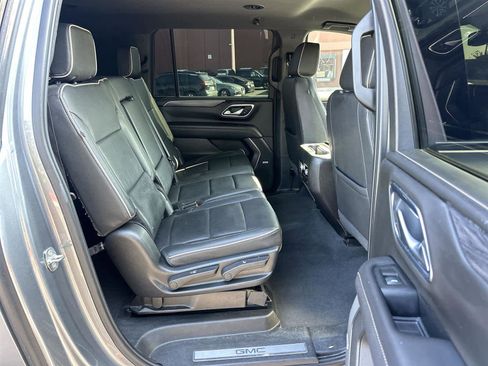 Used 2022 GMC Yukon XL SLT w/ SLT Luxury Package image 13
