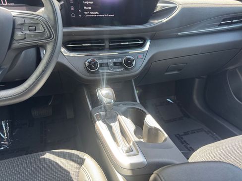 Used 2025 Buick Envista Preferred image 41