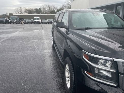 Used 2019 Chevrolet Suburban LT w/ Luxury Package image 2