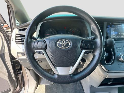 Used 2015 Toyota Sienna LE FWD image 9