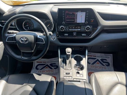 Used 2022 Toyota Highlander XLE AWD/4WD image 12