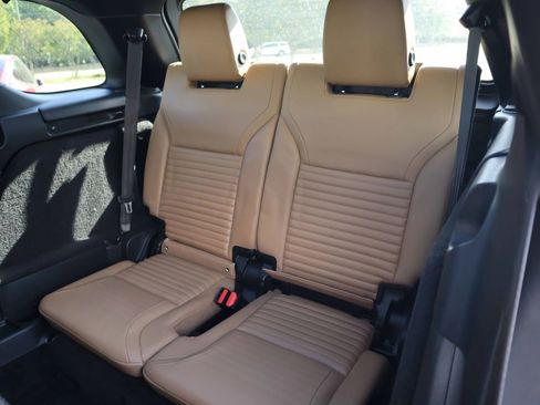 Used 2023 Land Rover Discovery HSE R-Dynamic AWD/4WD image 4