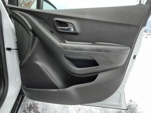 Certified 2022 Chevrolet Trax LS w/ Tint and Cruise Package image 21