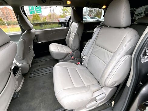 Used 2017 Toyota Sienna XLE image 20
